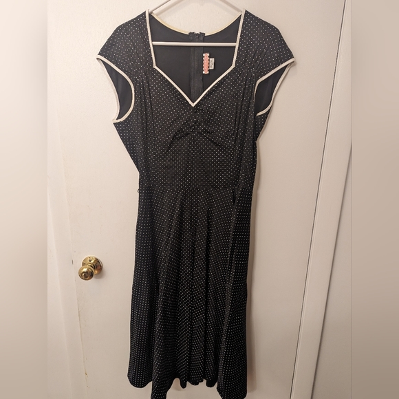 Pinup Couture Heidi dress in polka dots, size 2XL (No belt) - Picture 2 of 10